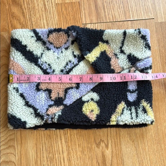 Free People- Sherpa and fleece neck warmer - Picture 3 of 3
